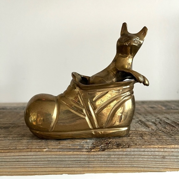 Brass boot with cat paperweight - Picture 2 of 5